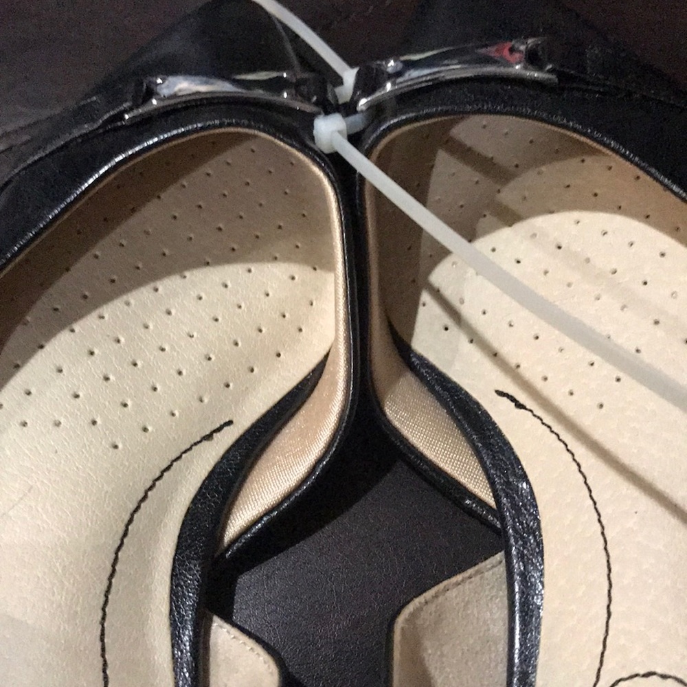 NWT comfortable FLATS - Picture 7 of 8